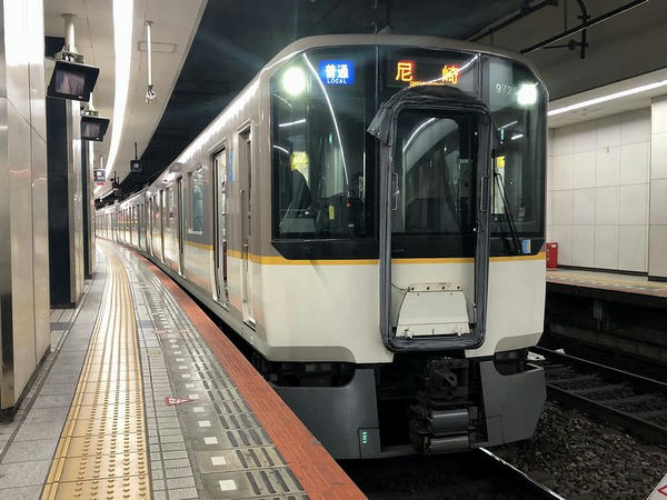 大阪難波駅に停車中の尼崎行き普通列車