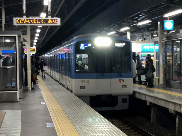 尼崎駅に入ってくる高速神戸行き普通列車