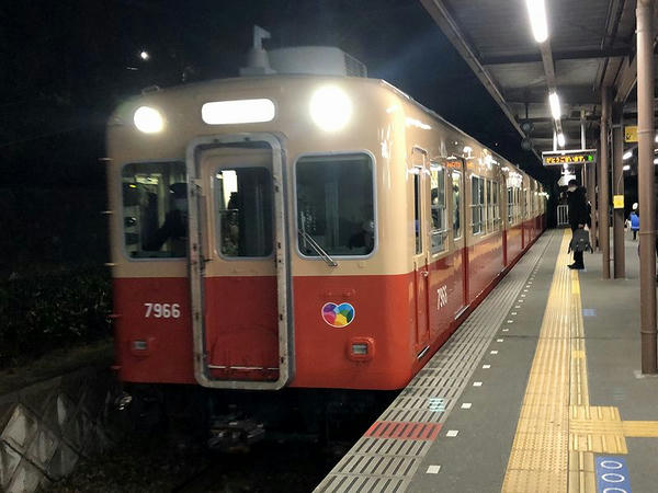 武庫川駅に入ってくる折返し武庫川団地前行き普通列車