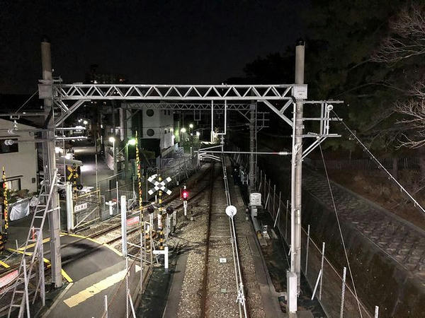 武庫川駅阪神本線上りホーム連絡通路から北方向（左が武庫川連絡線）を望む