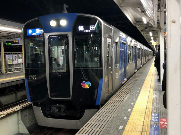 武庫川駅に入ってくる大阪梅田行き普通列車