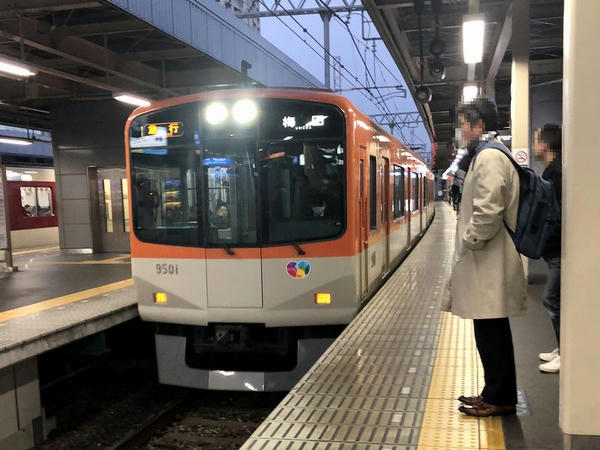 尼崎駅に入ってくる大阪梅田行き急行列車
