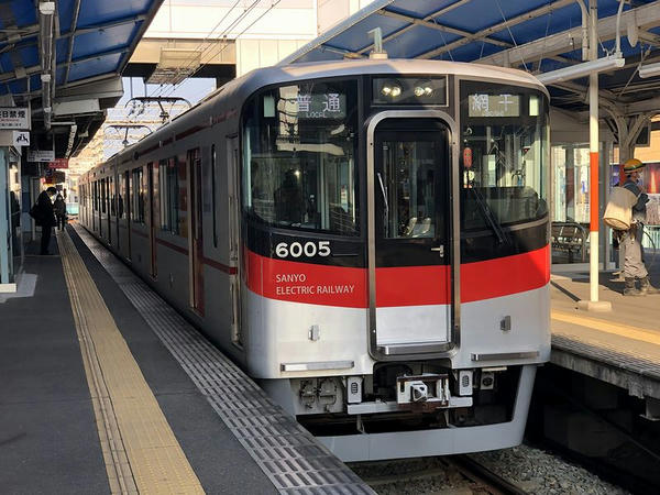 飾磨駅に入ってくる折返し山陽網干行き普通列車