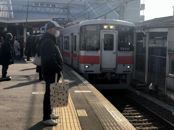 飾磨駅に入ってくる山陽姫路行き直通特急