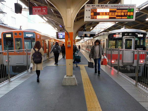 山陽姫路駅に停車中の大阪梅田行き直通特急（2本とも）