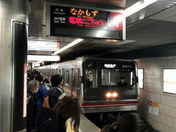 梅田駅に入ってくるなかもず行き普通列車