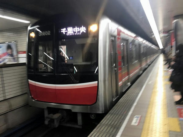 なんば駅に入ってくる千里中央行き普通列車