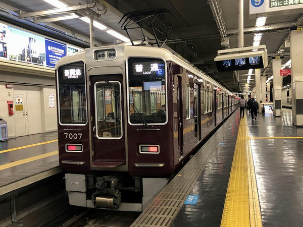 大阪梅田駅に停車中の新開地行き普通列車