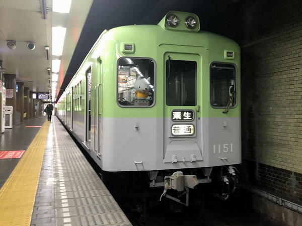 新開地駅に停車中の粟生行き普通列車