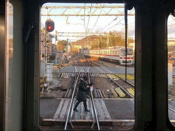 押部谷駅停車中