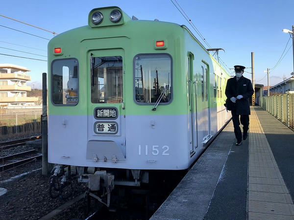 粟生駅に停車中の新開地行き普通列車