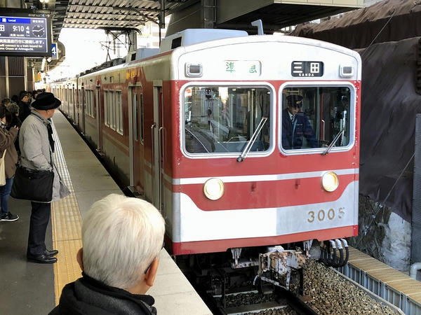 鈴蘭台駅に入ってくる三田行き準急列車