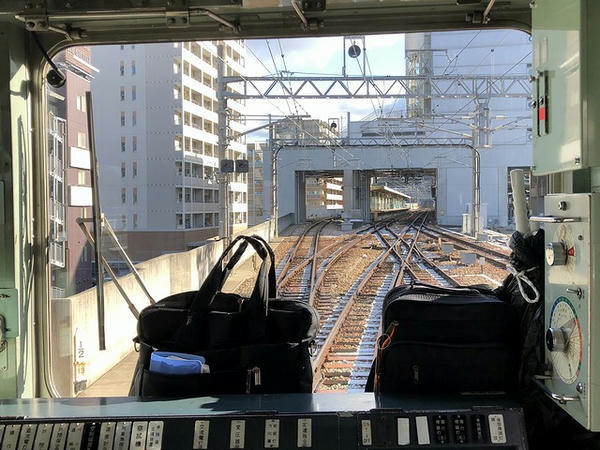 谷上駅進入