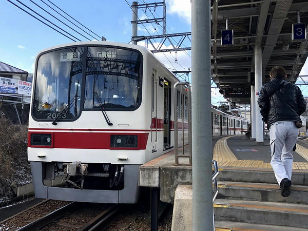 有馬口駅に停車中の有馬温泉行き普通列車