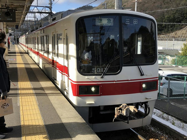 有馬口駅に入ってくる三田行き準急列車