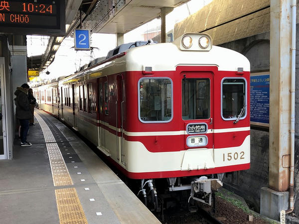 横山駅に入ってくるウッディタウン中央行き普通列車