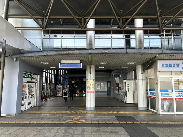 ウッディタウン中央駅改札口付近