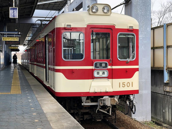 ウッディタウン中央駅に停車中の三田行き普通列車