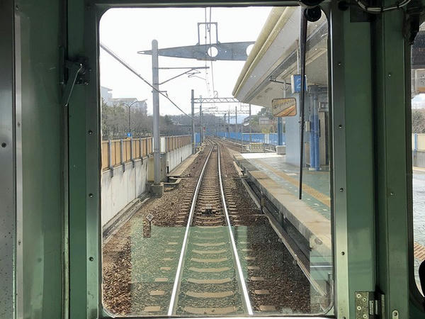 南ウッディタウン駅進入