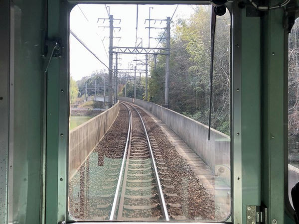 フラワータウン駅－横山駅間（トンネルとトンネルの間）