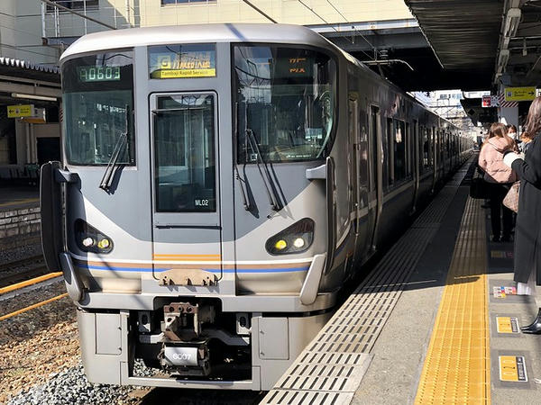 三田駅に入ってくる大阪行き丹波路快速列車