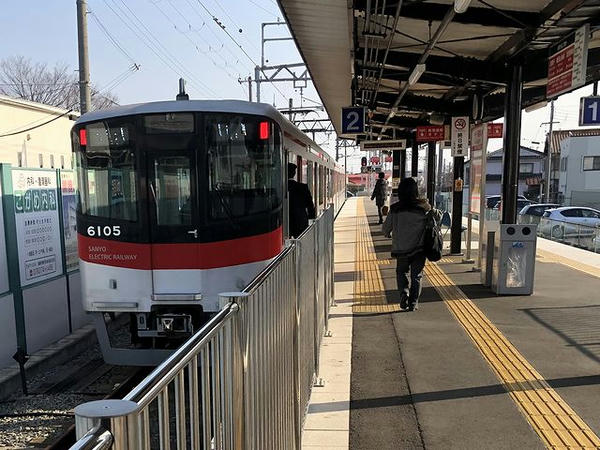 山陽網干駅に停車中の飾磨行き普通列車