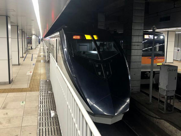 京成上野駅に停車中の成田空港行きスカイライナー51号