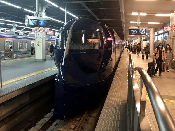 なんば駅に到着した特急ラピートα12号