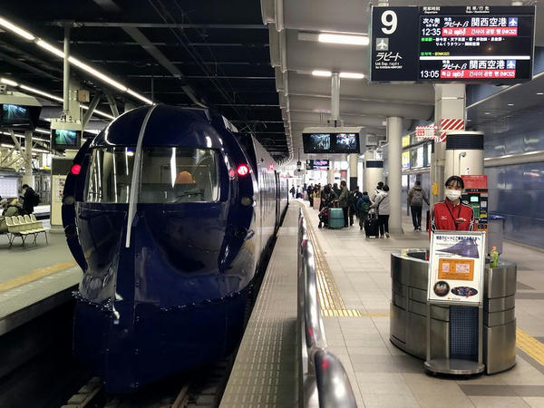 なんば駅に停車中の特急ラピートβ39号