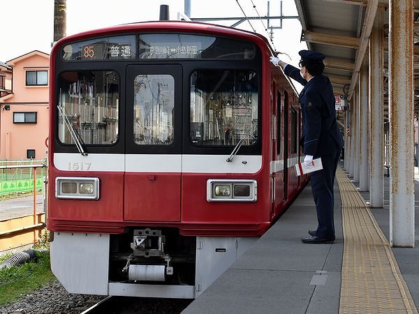 小島新田駅に停車中の京急川崎行き普通列車