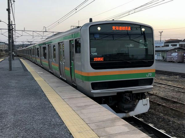 某駅に入ってくる上野東京ライン小田原行き普通列車