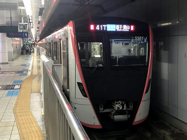羽田空港第1・第2ターミナル駅に停車中の逗子・葉山行きエアポート急行
