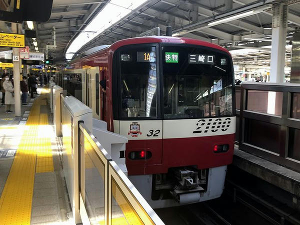 横浜駅を発車するの三崎口行き快特列車