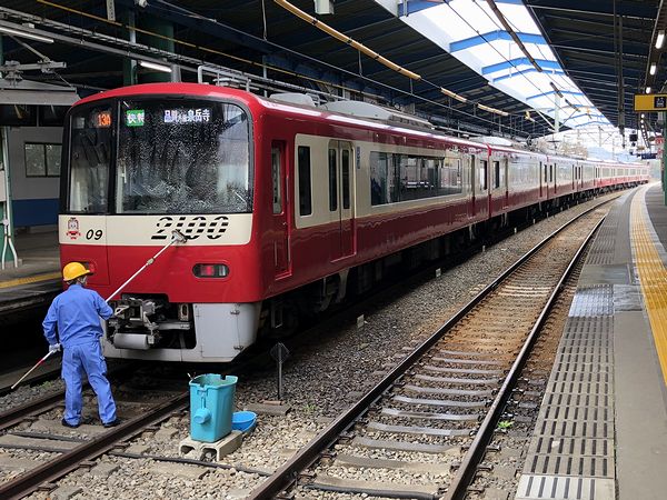 三崎口駅に停車中の泉岳寺行き快特列車