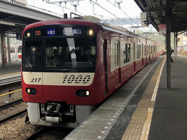 金沢文庫駅に入ってくる逗子・葉山行きエアポート急行