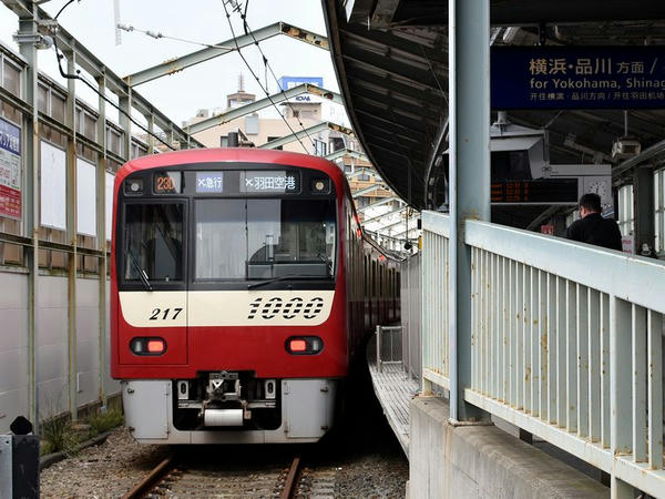 逗子・葉山駅に停車中の羽田空港第1・第2ターミナル行きエアポート急行