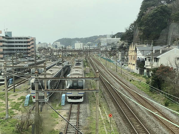 逗子・葉山駅－神武寺駅間（一番右側の木立に入っていく単線が専用線）