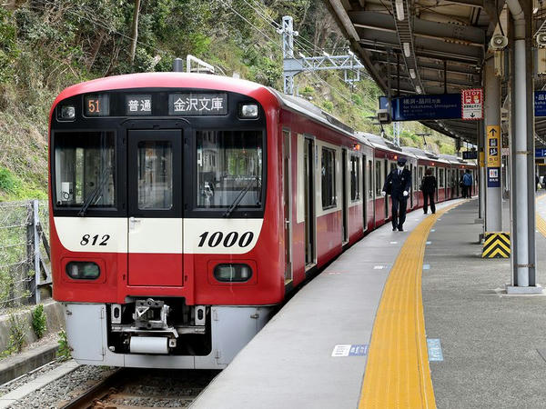 浦賀駅に停車中の金沢文庫行き普通列車