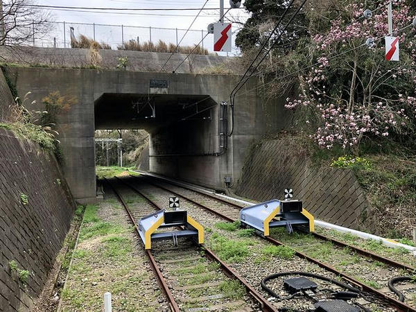 国道134号を超えてわずかに伸びる線路
