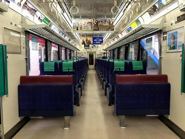 ウイング・シート車2110（サハ2100形T）の車内