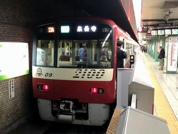 泉岳寺駅に到着した特快列車