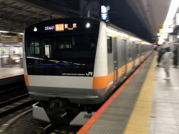 新宿駅に入ってくる東京行き快速列車