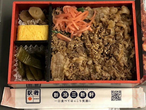 新幹線の車中でいただいた「村上牛しぐれ」の中身