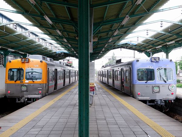 中央前橋駅で並ぶ2本の列車