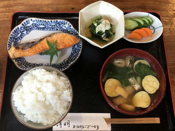 焼き鮭定食 1200円 の焼き鮭・ご飯・味噌汁・お新香・小鉢