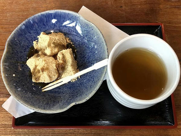 焼き鮭定食 1200円のデサート（わらび餅）