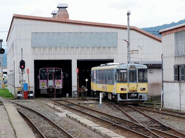会津田島駅構内に留置中のAT-100形気動車（AT-103）