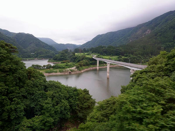 湯野上温泉駅－芦ノ牧温泉南駅間（対岸に廃線跡のトンネルが見えます）