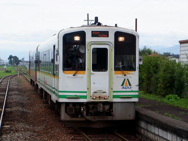 門田駅に入ってくる会津田島行きリレー号