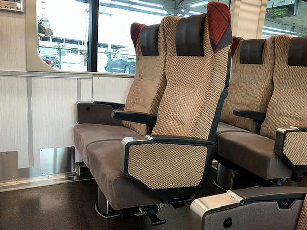 クハ720-12の指定席シート